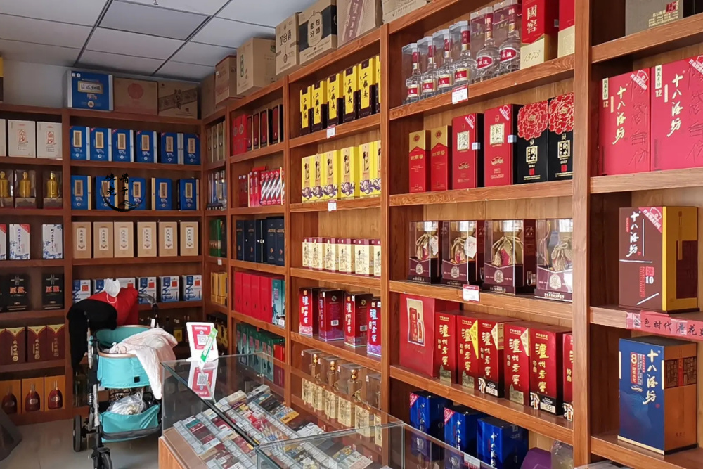 你發現沒?實體店紛紛倒閉,煙酒店卻能日入斗金,老板:全靠4點